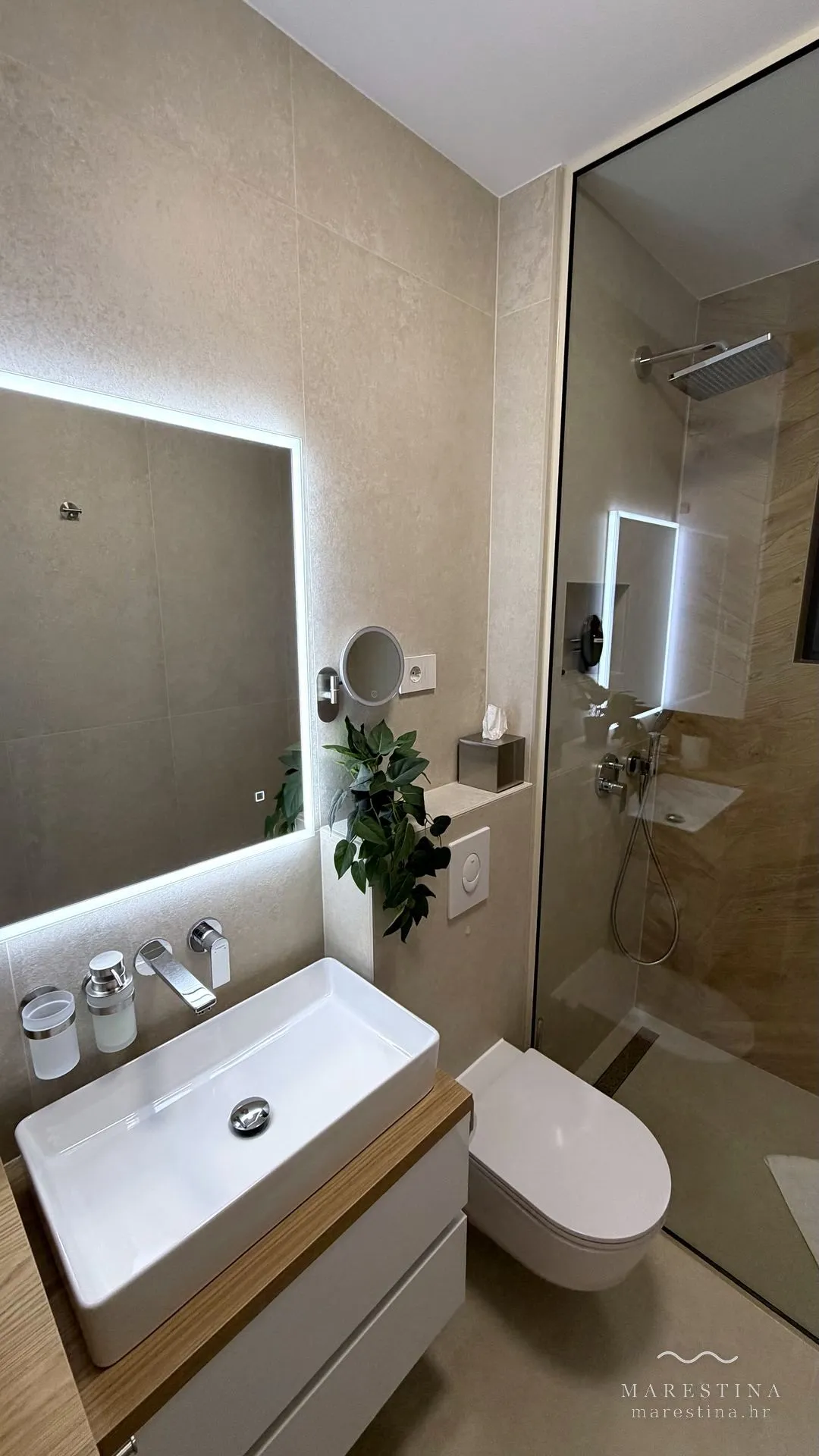 Zweites Badezimmer mit ebenerdiger Dusche und Waschmaschine