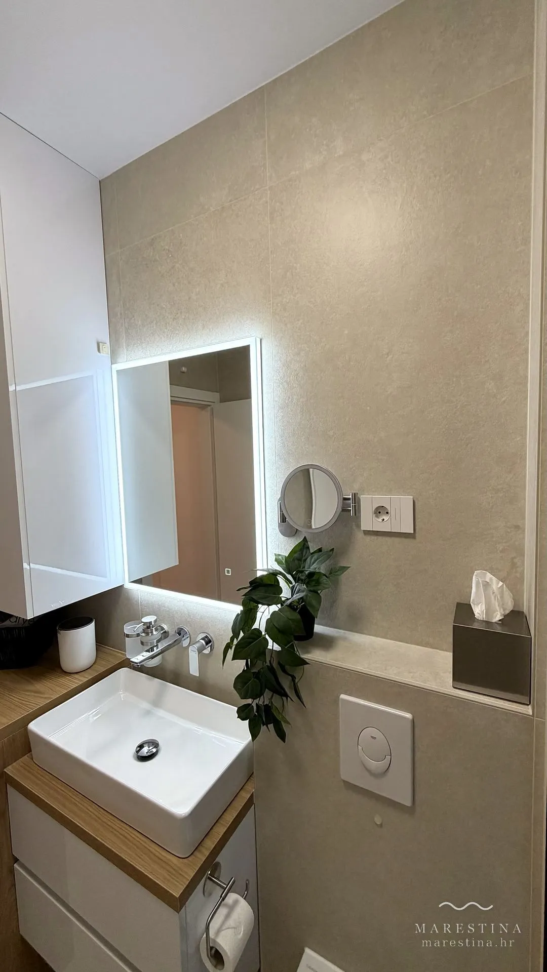 Zweites Badezimmer mit ebenerdiger Dusche und Waschmaschine