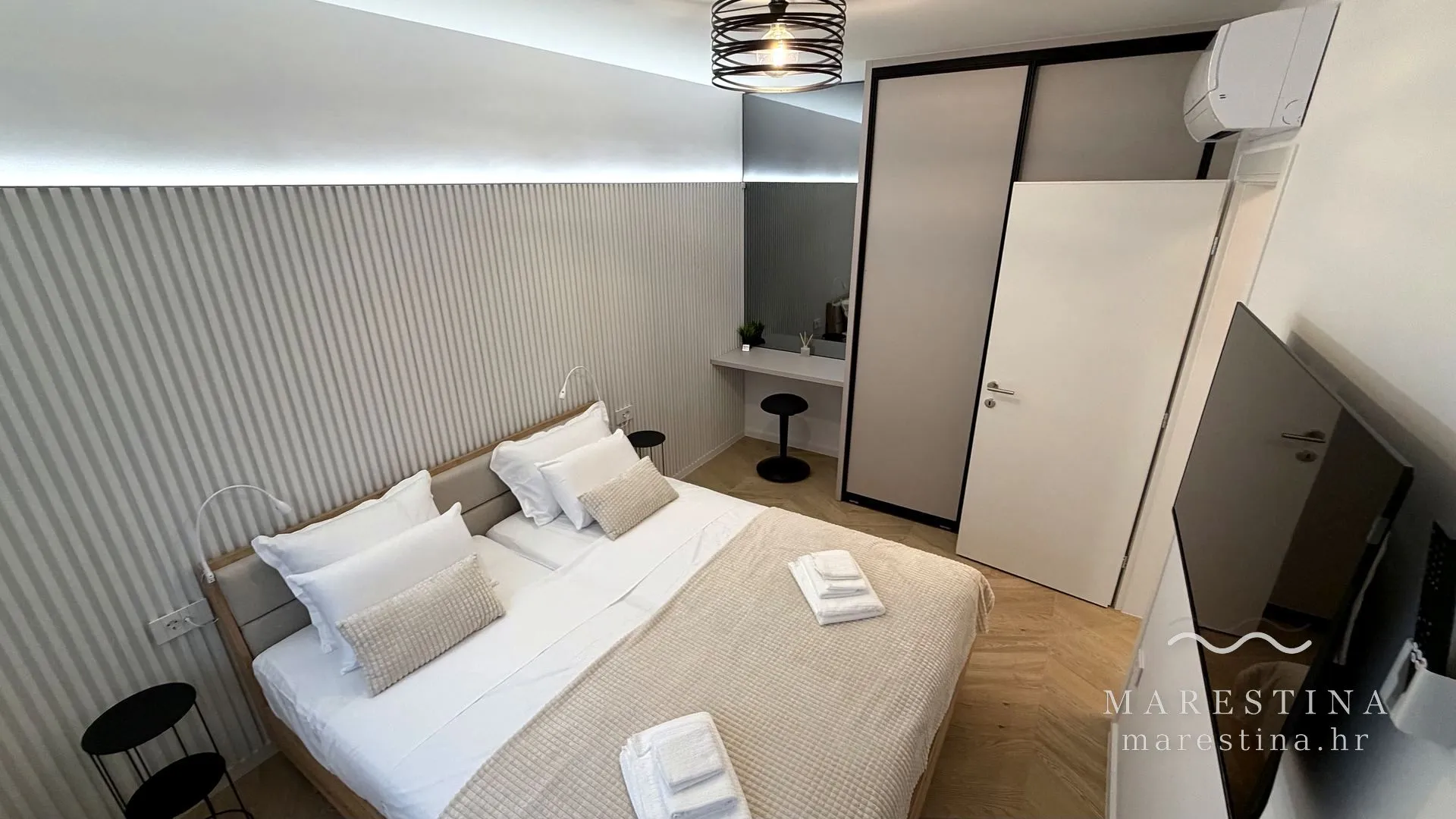 Zweites Schlafzimmer mit Doppelbett, Schrank und Arbeitsplatz