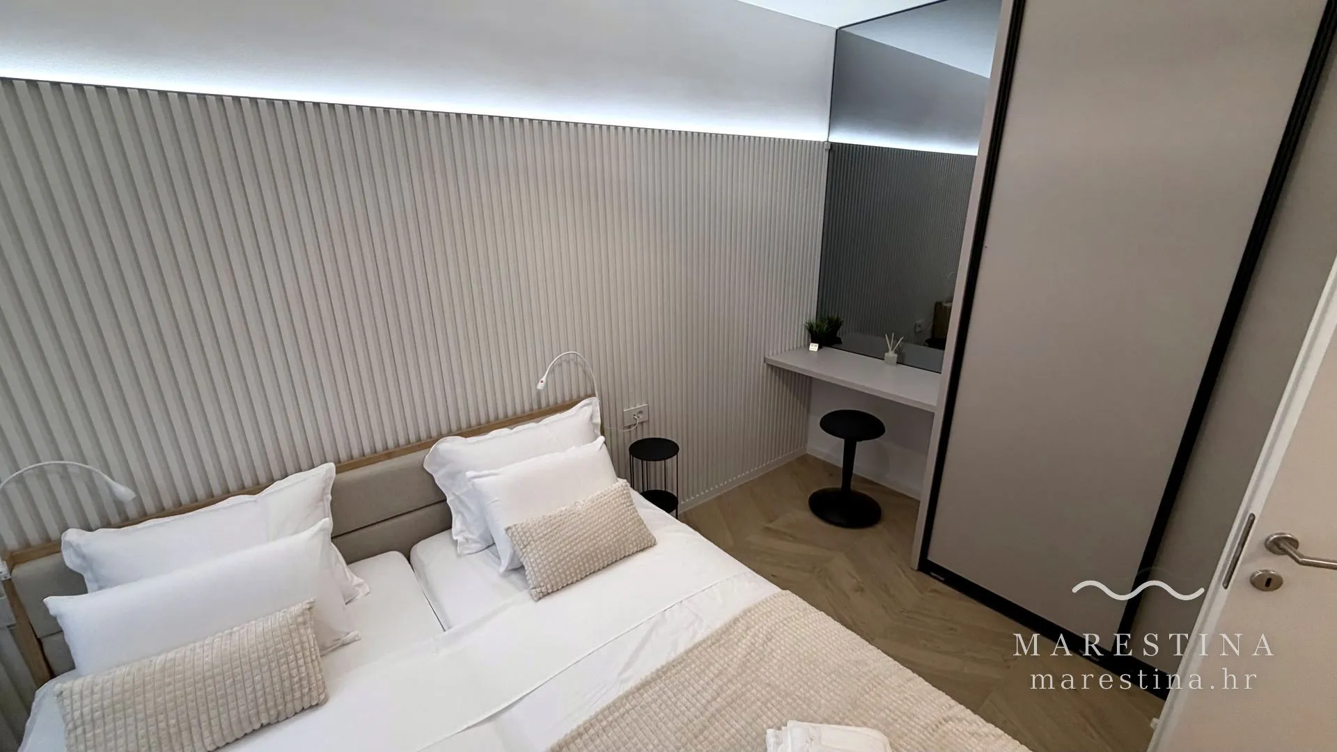Zweites Schlafzimmer mit Doppelbett, Schrank und Arbeitsplatz